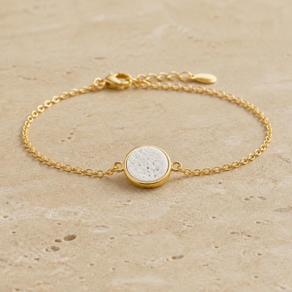 Sillage bracelet in warm gold plating with a cream ceramic refill disc