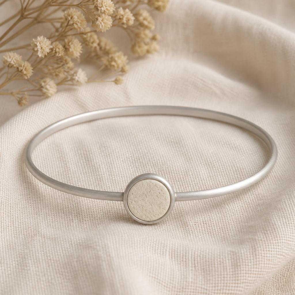 Stiv armbånd-bangle i sølv med duftbrikke felt inn i ringen